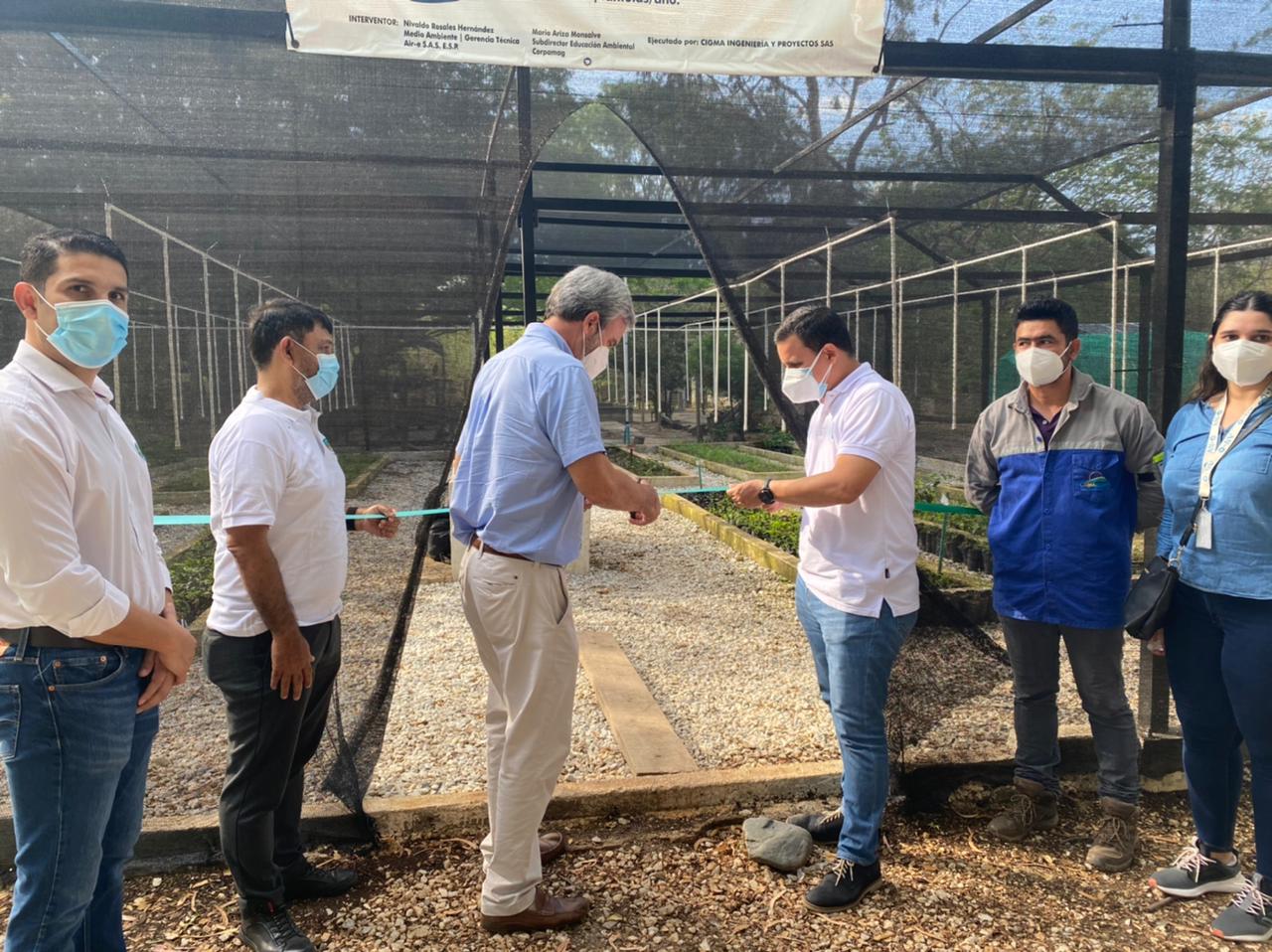 Director Corpamag con Gerente AIRE cortando cinta en e entrada del vivero bioclimatico ubicado en el Centro de Fauna de Corpamag